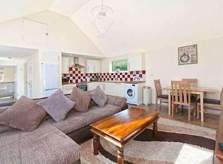 Rose - 2 Bedroom Cottage Kingsnorth Bagian luar foto